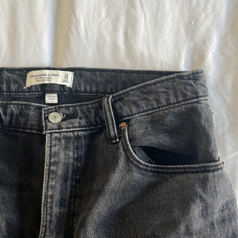 Abercrombie curve love The 90’s Straight Jeans